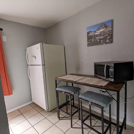 Cute, Cozy Apt Near Hendricks